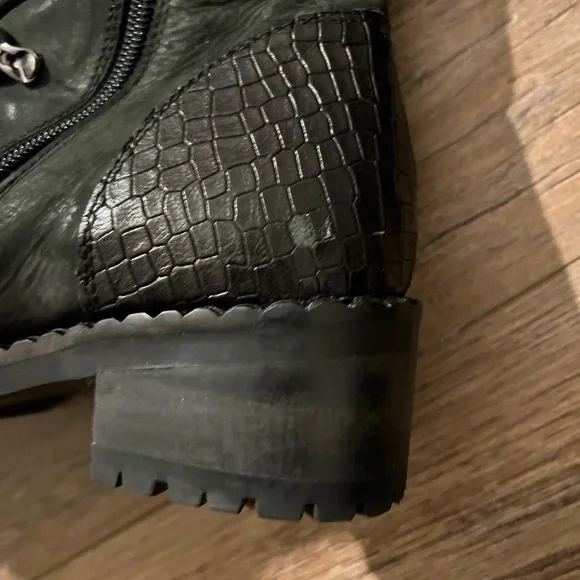 Beautiful lace up boots they are a little narrow - Picture 3 of 7